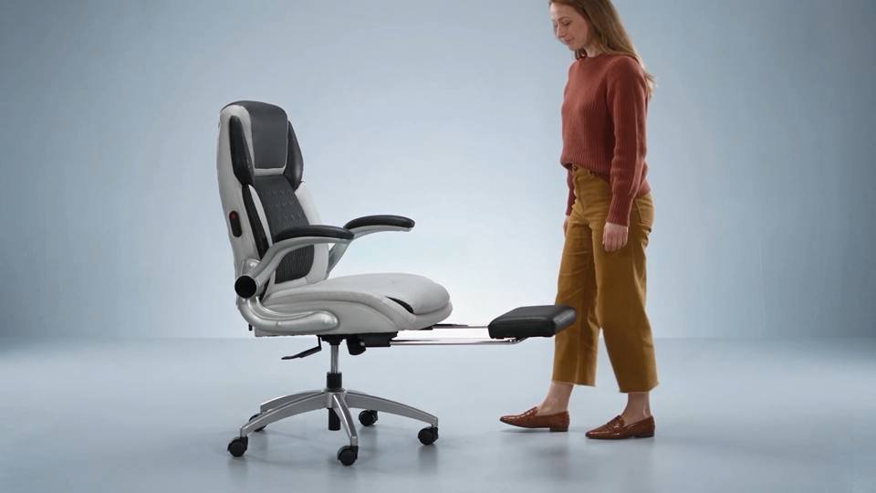 Massage chair with retractable footrest